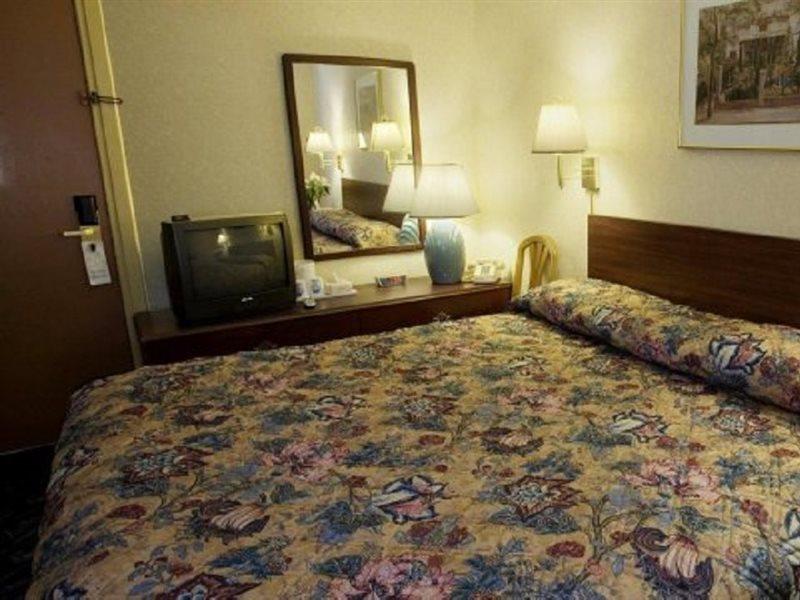 Americas Best Value Inn Dearborn Zewnętrze zdjęcie